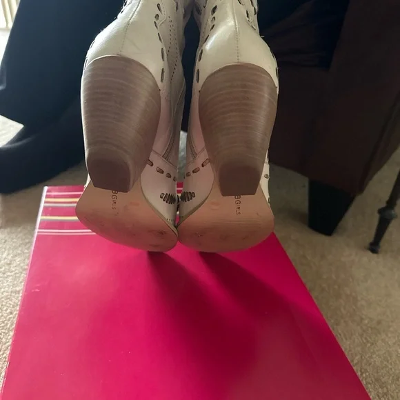 Women's White Embroidered Western Boots - Picture 5 of 11